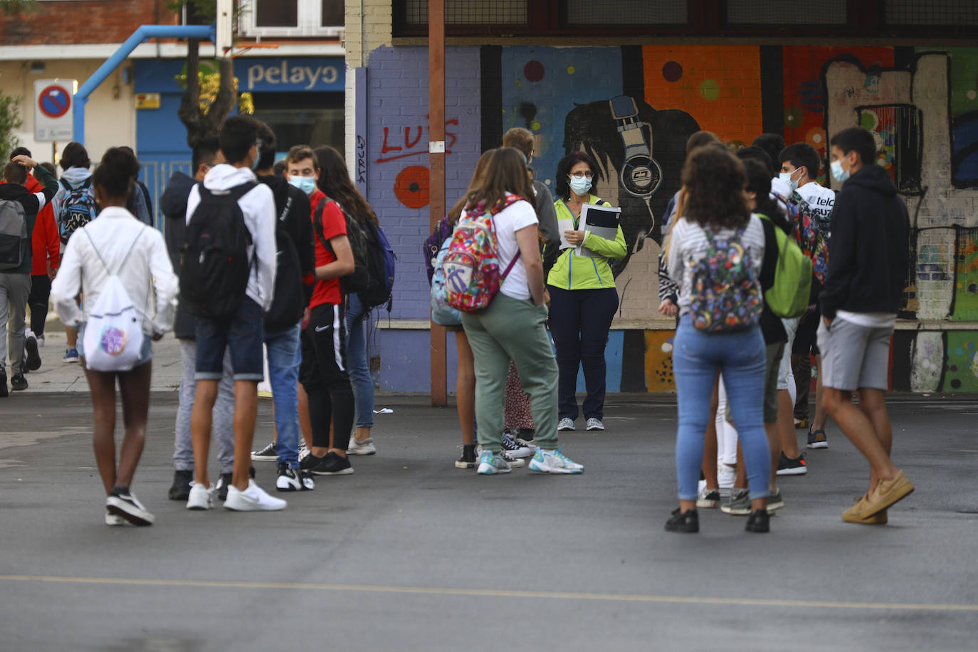 Alumnos del instituto público Ekialde, situado en la calle Florida de la capital alavesa, aguardan en el patio del centro para poder acceder a clase. Numerosos alumnos se han quedado en casa por temor a que no se cumplan las medidas de seguridad.