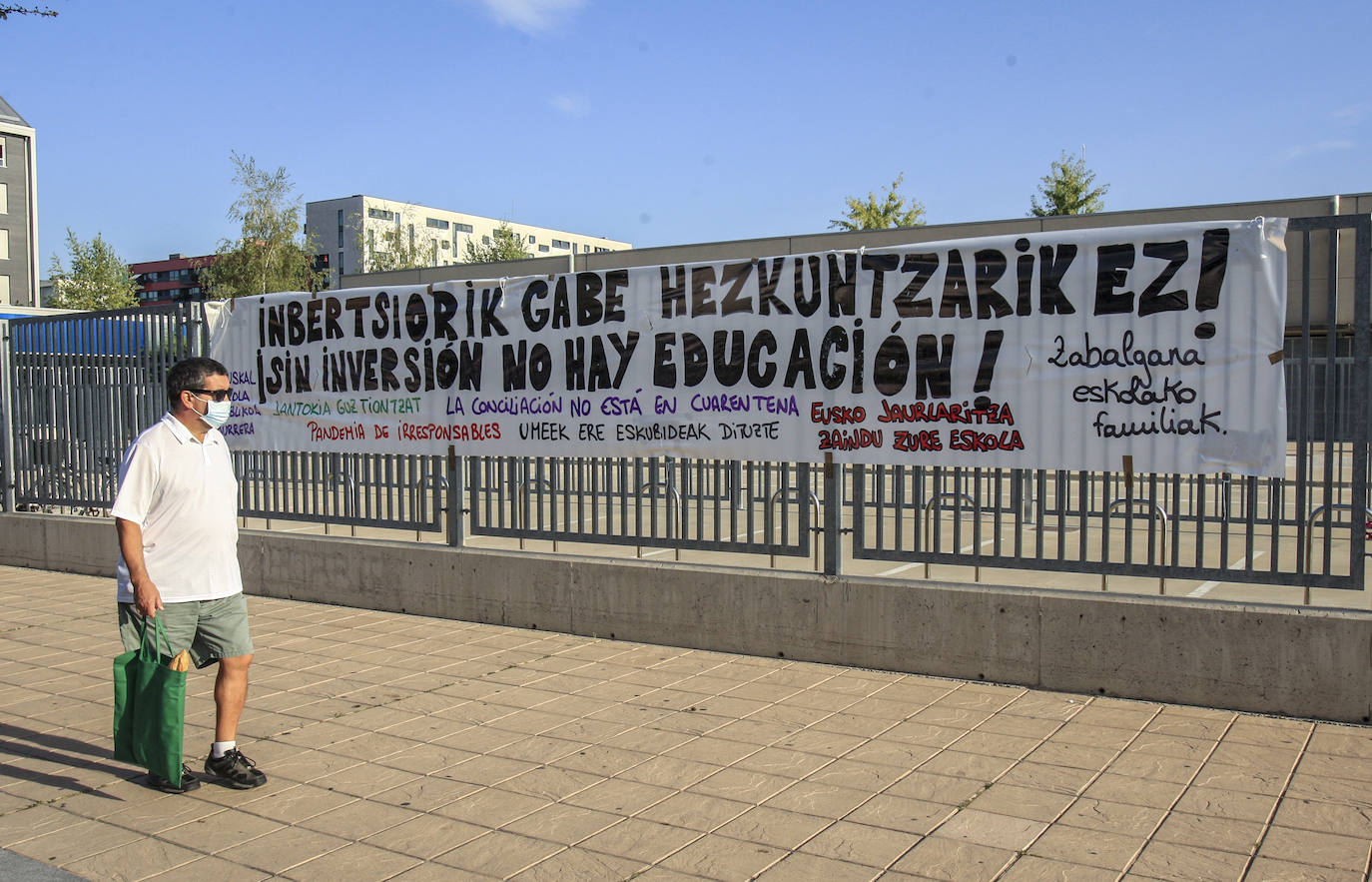 La valla exterior de este centro educativo de Zabalgana ha amanecido llena de carteles y pancartas.