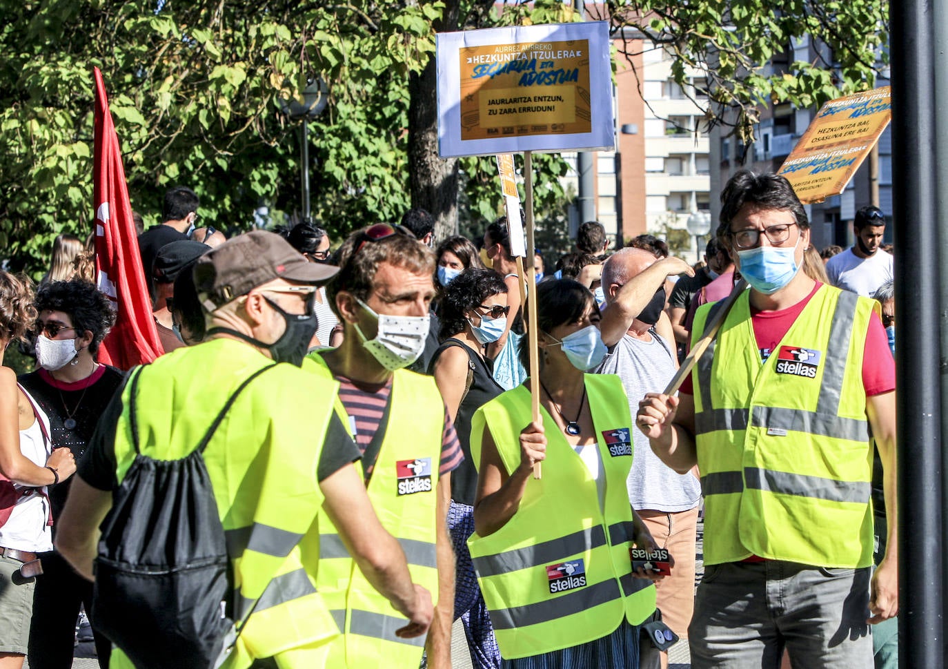 Miles de personas han salido esta mañana a la calle en las capitales vascas para reclamar un regreso seguro y acordado a las aulas frente a la Covid-19, en el marco de la jornada de huelga convocada por los sindicatos ELA, LAB, Steilas, CCOO y UGT en la enseñanza no universitaria de Euskadi. 