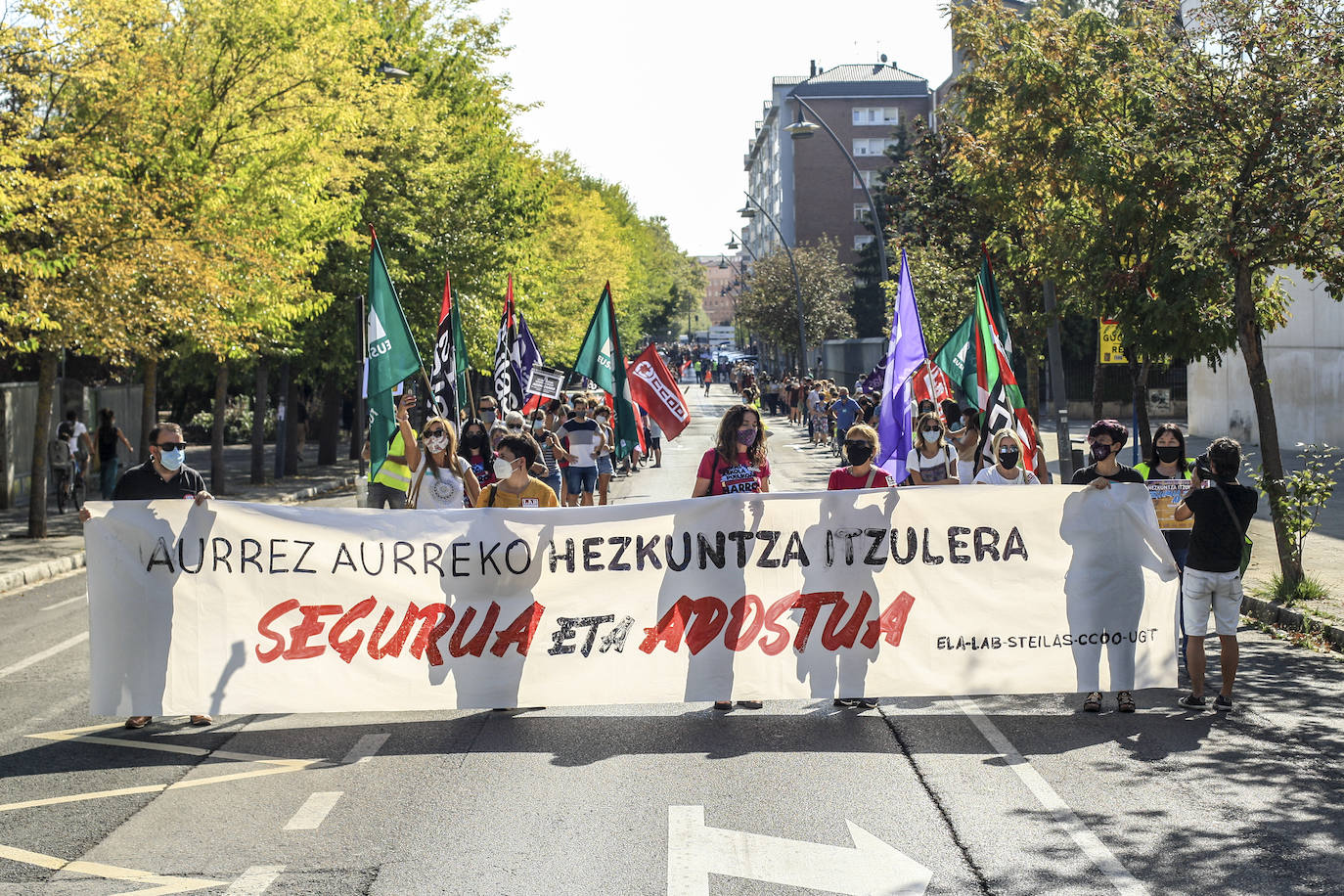 En la capital alavesa ha partido desde la plaza del Conservatorio para dirigirse al Gobierno vasco, donde han leído un manifiesto.