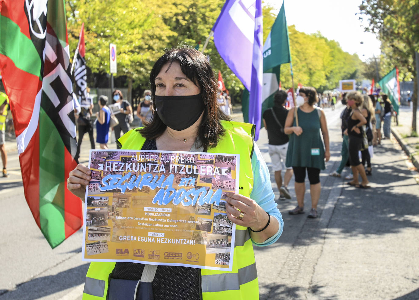 La marcha ha discurrido en fila para mantener las distancias de seguridad. All término de la marcha, los organizadores han cifrado los participantes entre 3.000 y 4.000 personas.