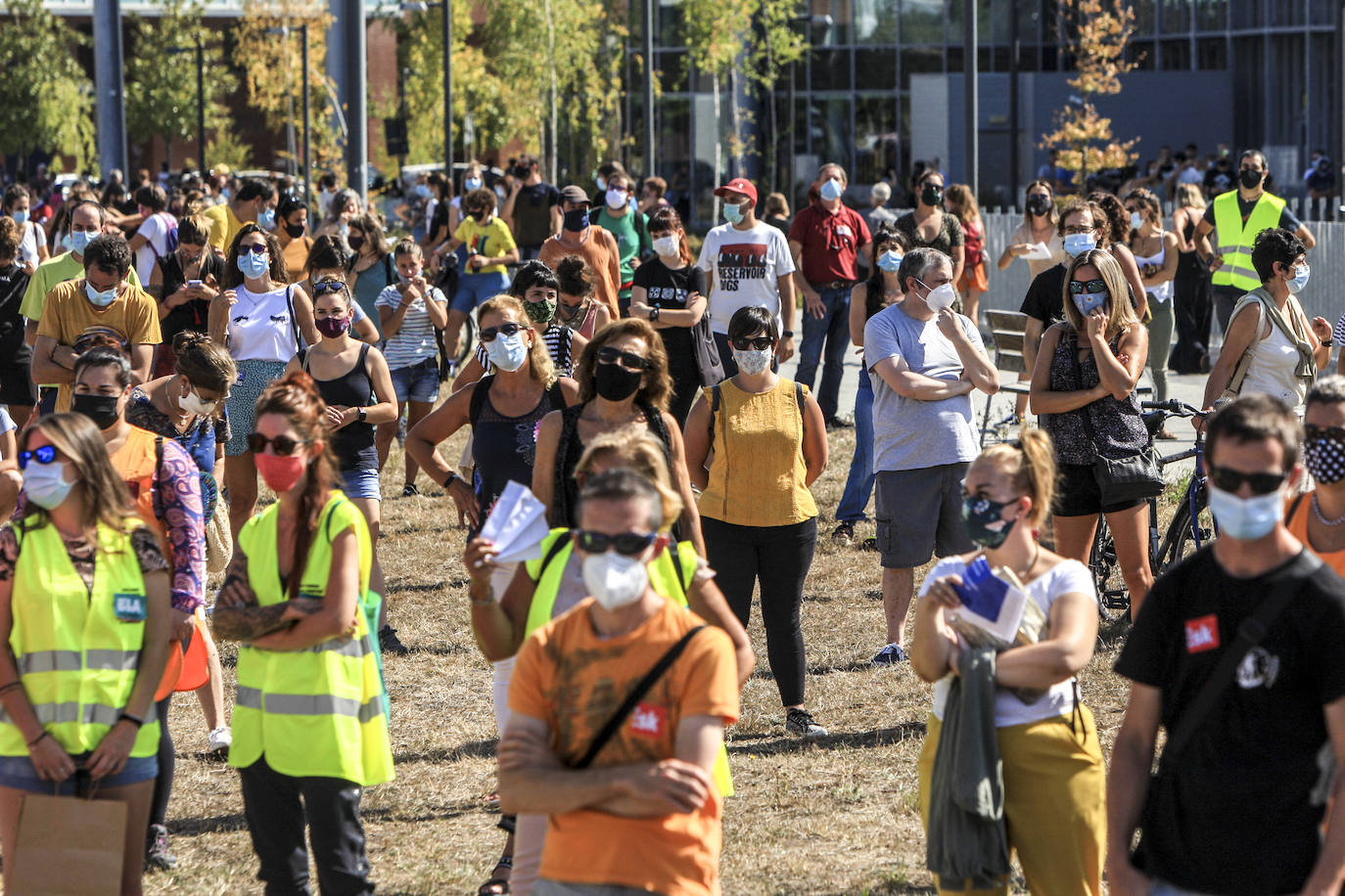 Las centrales también han denunciado la actitud del Gobierno vasco al fijar para la huelga unos servicios mínimos «abusivos», que tienen previsto denunciar ante los tribunales. La orden del Ejecutivo establece que los centros educativos deberán disponer durante la jornada de huelga con un profesor por etapa educativa, con el 100 % del personal de limpieza y con el 10 % de los trabajadores del comedor, un servicio que deberá estar garantizado.