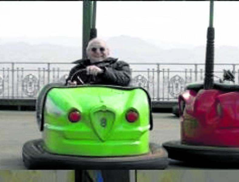 Arzak en los autos de choque del Monte Igeldo en una imagen del filme.