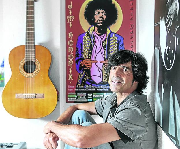 Iñigo Etxeita, impulsor de la escuela AMC, con una imagen de Hendrix y una guitarra. 