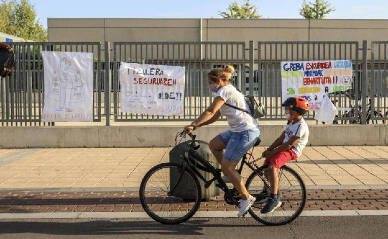 Una madre pasa con su hijo ante el colegio público Zabalgana.