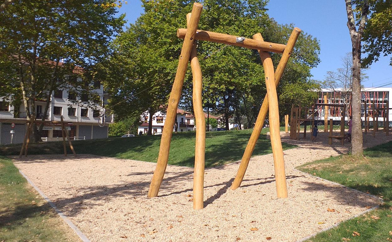 Larrean dagoen haur-parkea naturatik ateratako baliabidez egina dago.