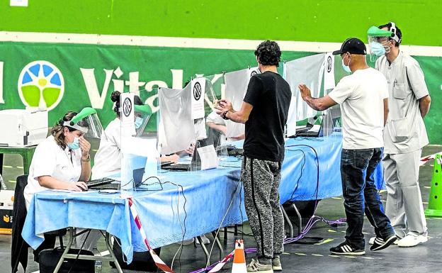 Pruebas PCR. Osakidetza sigue realizando en Laguardia los tests a bodegueros, viticultores y temporeros para la vendimia.