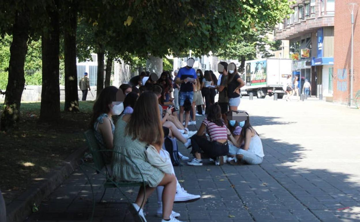 El alumnado del instituto espera en el exterior la reanudación de las clases. 