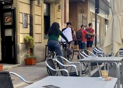 Imagen secundaria 1 - La acera de los números pares soporta el mayor número de transeúntes. Algunos, en bicicleta. 