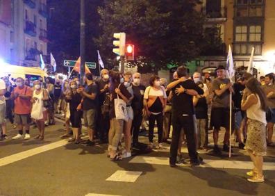 Imagen secundaria 1 - Homenajean en Bilbao al ex preso de ETA Ibon Gogeaskoetxea