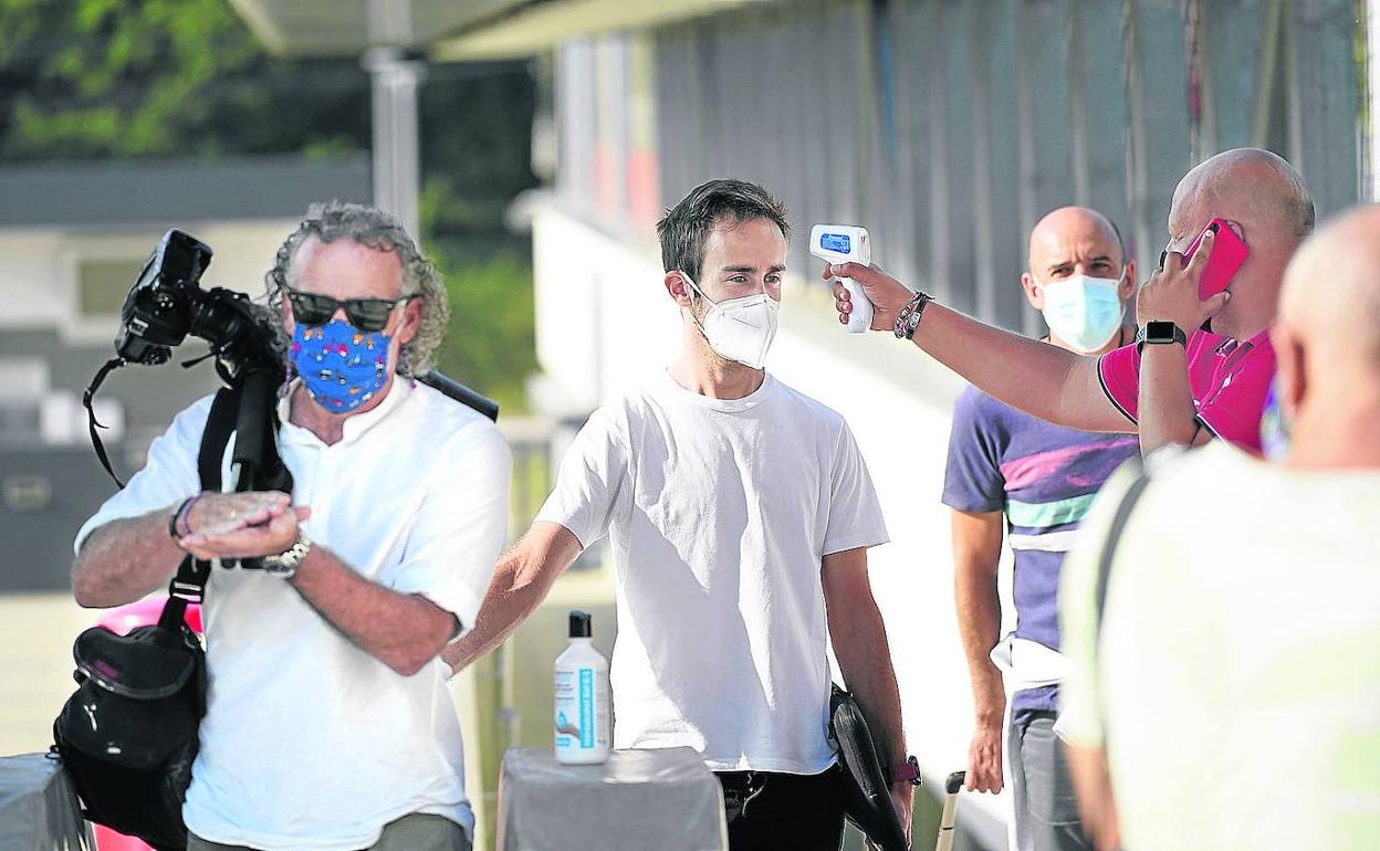 A los periodistas se les tomó la temperatura y se les suministró gel hidroalcohólico.