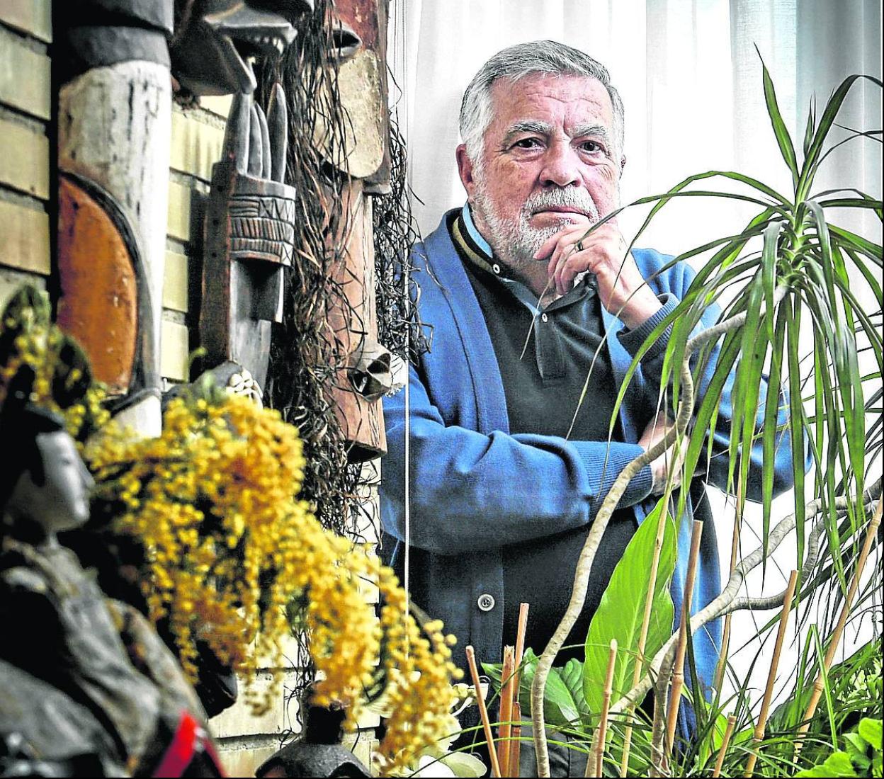 El veterano arqueólogo vitoriano Armando Llanos, en su domicilio. 