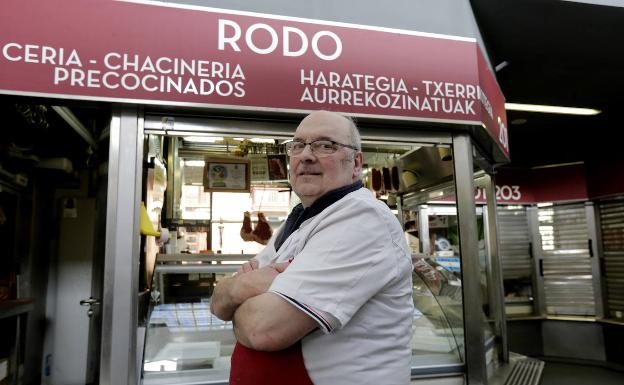 Rodo Crespo lleva los pedidos a domicilio en su Vespa. «Los sábados estoy fundido», confiesa. 