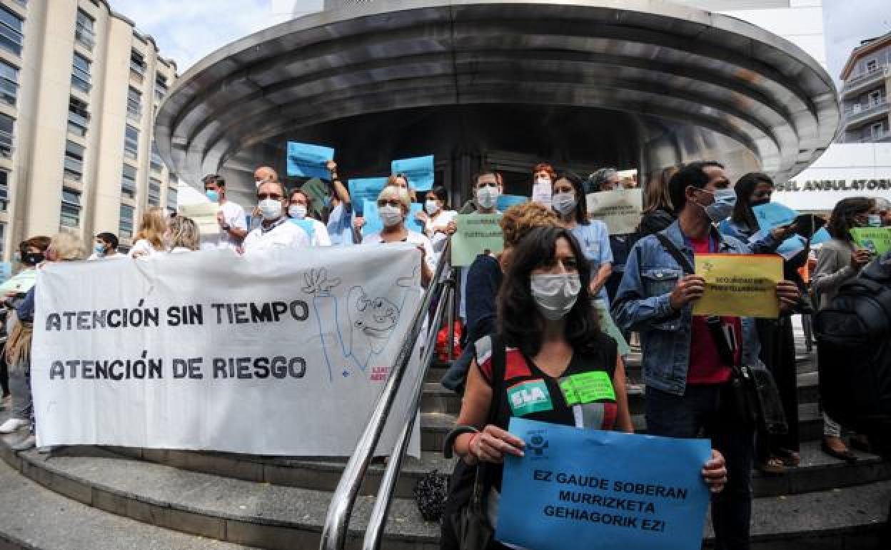 Concentración frente al ambulatorio de Olaguibel. 