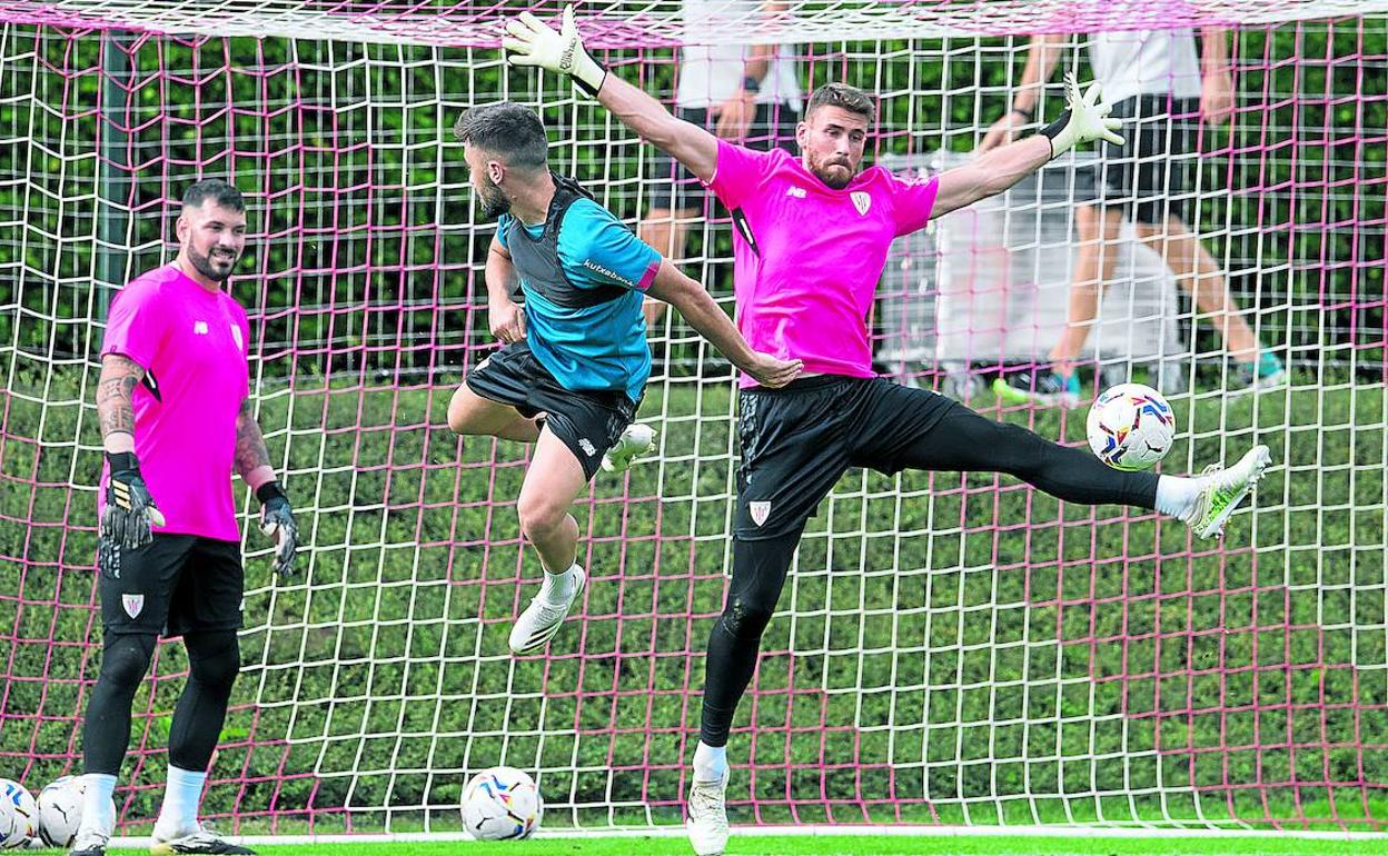Unai López remata de forma acrobática ante Simón durante la sesión celebrada ayer en Lezama a puerta cerrada. 