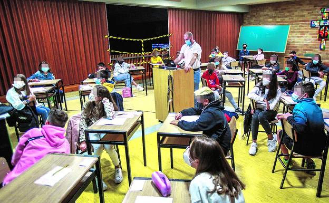 Euskadi triplica en una semana el número de centros con casos positivos