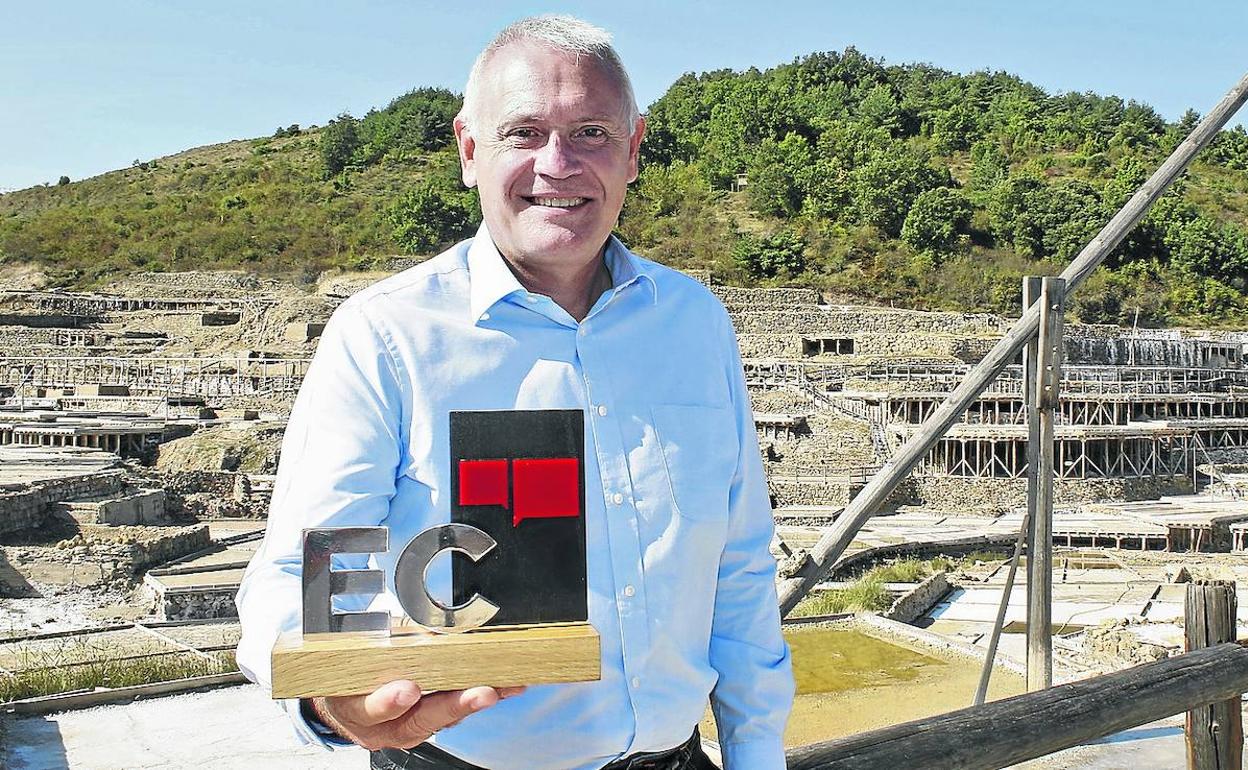 Daniel Solana sostiene el trofeo de EL CORREO en representación de la Fundación Valle Salado.