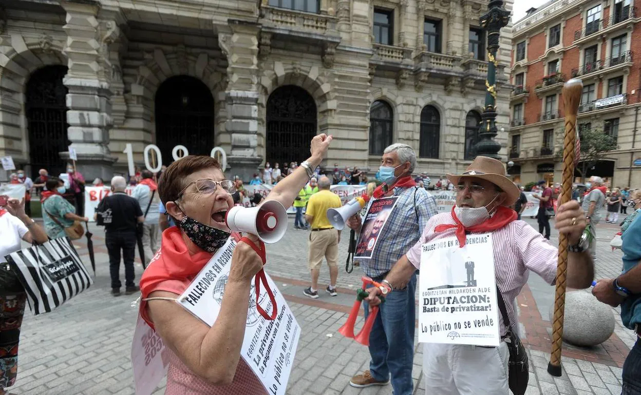 Los participantes en las marchas protestan frente a la Diputación.