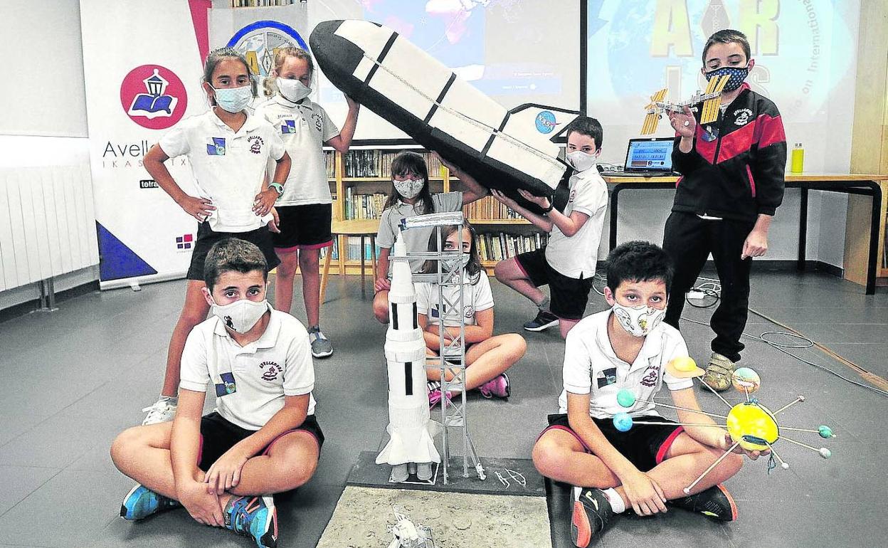 Proyecto de ciencias. Varios de los alumnos muestran el material con el que han trabajado para preparar la conexión con la ISS. 