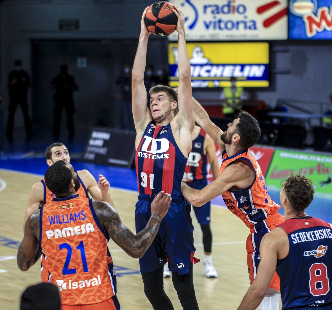Las fotos del Baskonia - Valencia Basket. 