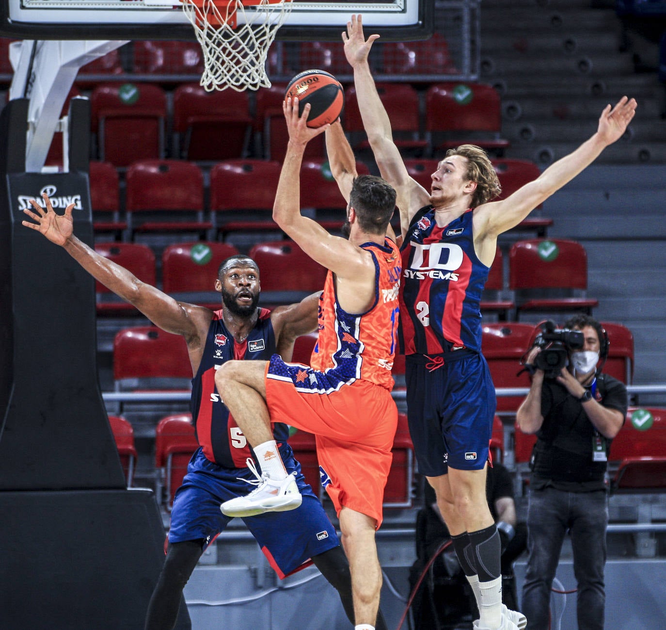Las fotos del Baskonia - Valencia Basket. 