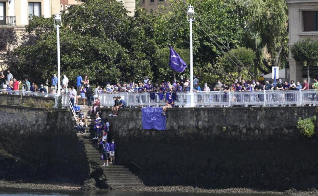 Público viendo la regata. 