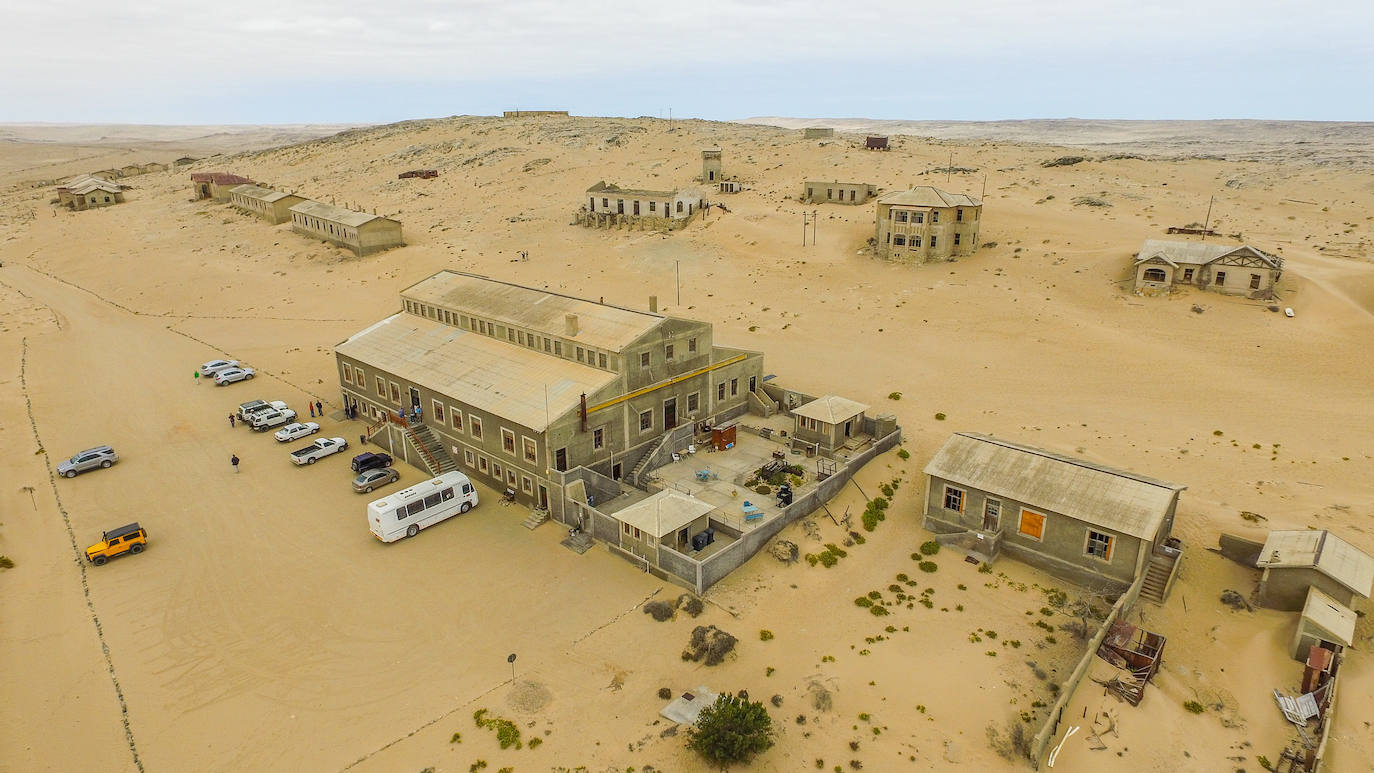 Kolmanskop (Namibia) | Esta ciudad minera alemana permanece perdida en el desierto y la arena es ahora el único habitante de sus edificios. Fue construida a principios de siglo XX para la búsqueda de diamantes en los alrededores, pero fue abandonada tras la Primera Guerra Mundial.