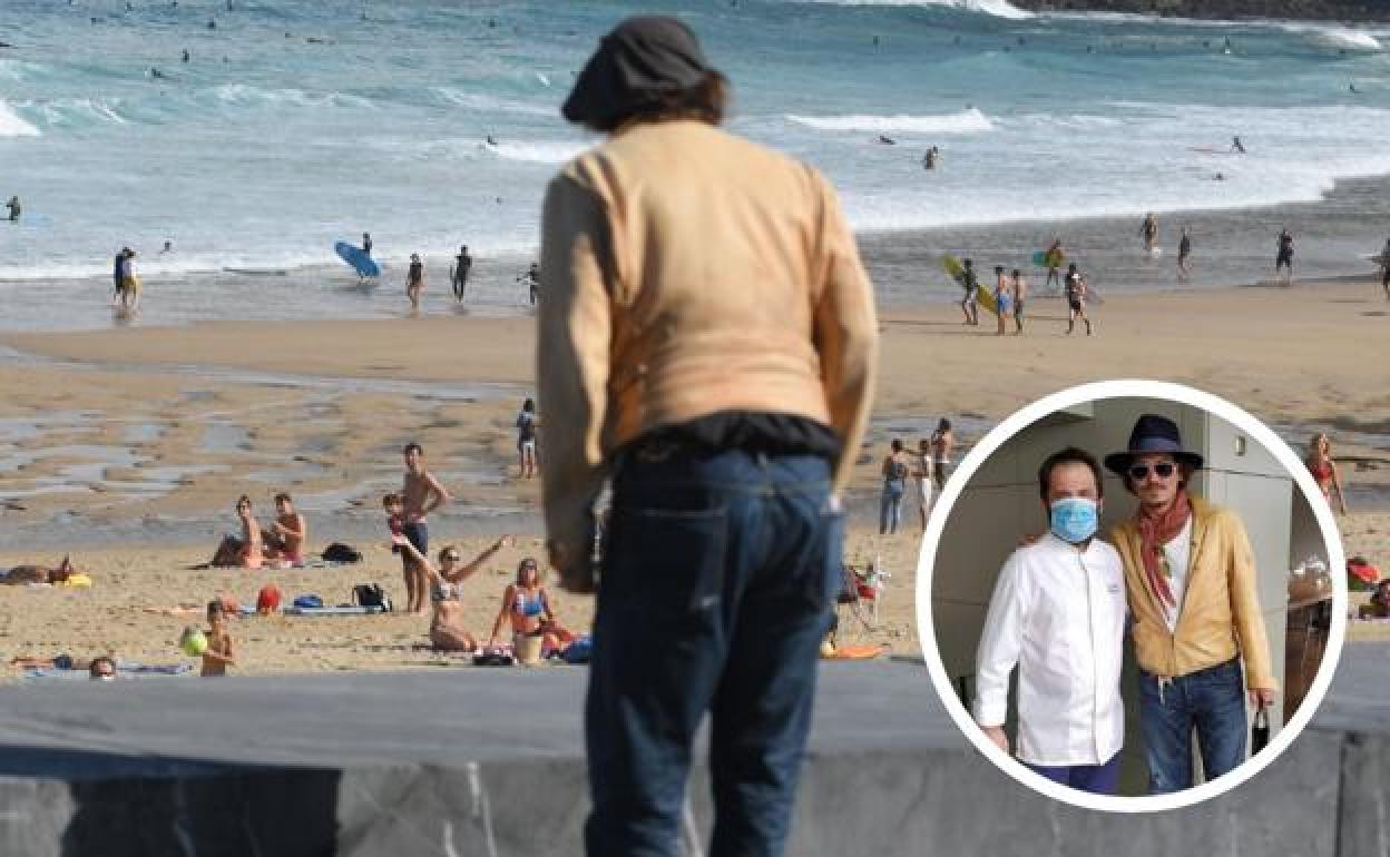 Johnny Depp saludó durante el photocall a los bañistas que reclamaban su atención en la playa de la Zurriola. Depp posa con Mikel Santamaría, a mediodía, después de comer en el Bokado del Aquarium. 