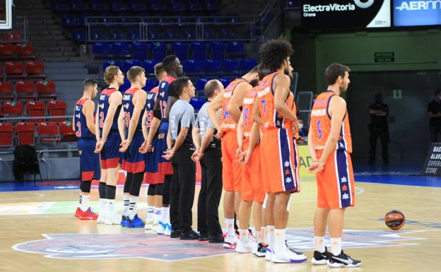 Los quintetos titulares del Baskonia y el Valencia Basket guardan un minuto de silencio por las víctimas de la pandemia. 