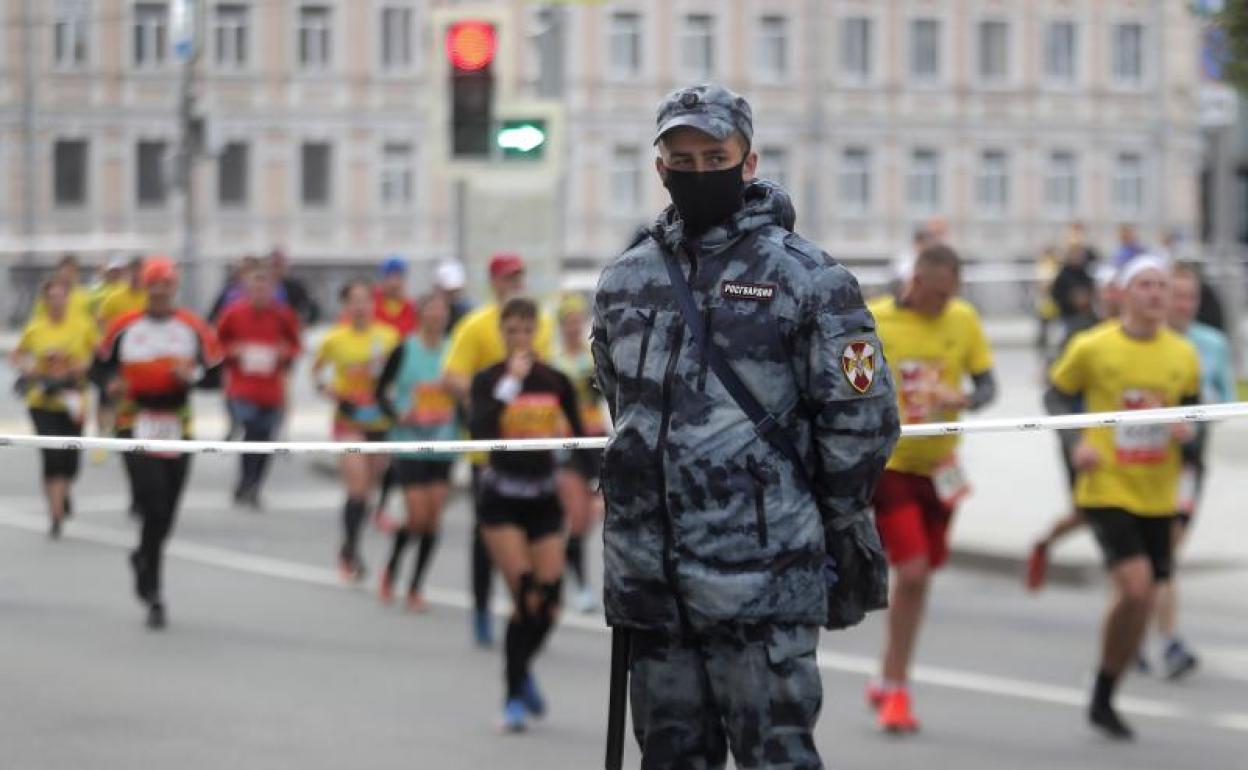 Un policía ruso, durante el maratón de Moscú. 