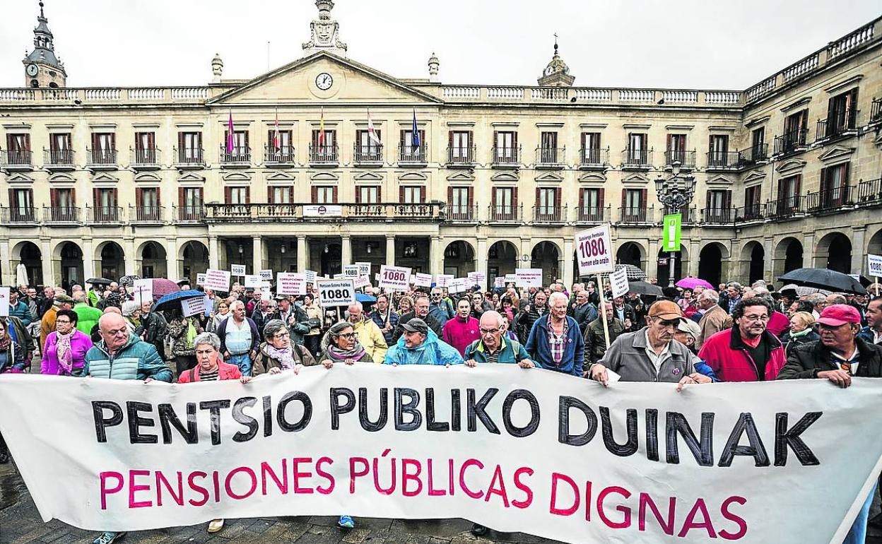 Manifestación de pensionistas en Vitoria en defensa de un sistema público y digno.