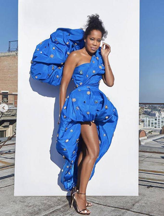 Regina King prefirió jugar con los volúmenes y con los detalles tipo joya a través de este elegante diseño azul de Schiaparelli Couture by Daniel Roseberry.