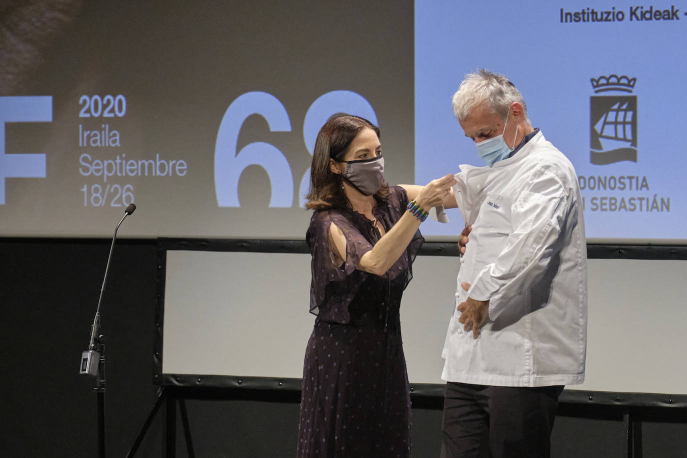 El documental de Asier Altuna 'Arzak Since 1987' ha abierto la sección Culinary Zinema de la 68 edición del Festival de Cine de San Sebastián. El chef donostiarra y sus hijas, Elena y Marta Arzak, han sido protagonistas en la alfombra roja