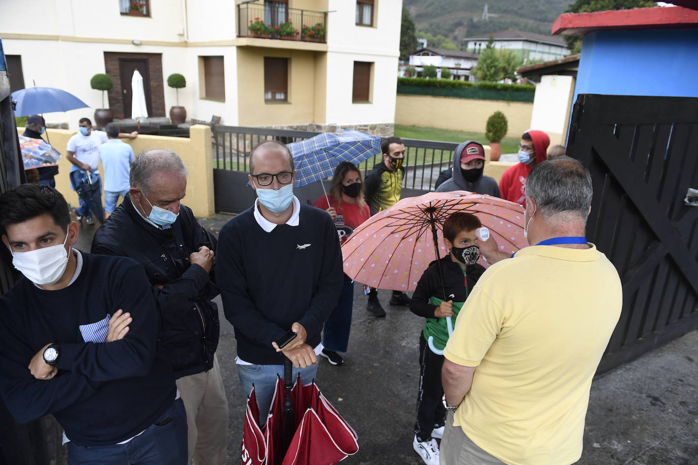 Fotos: Mascarillas, tomar la temperatura... Así ha sido el partido entre el Sodupe y el &#039;Portu&#039; que ha sido suspendido por el positivo de un jugador