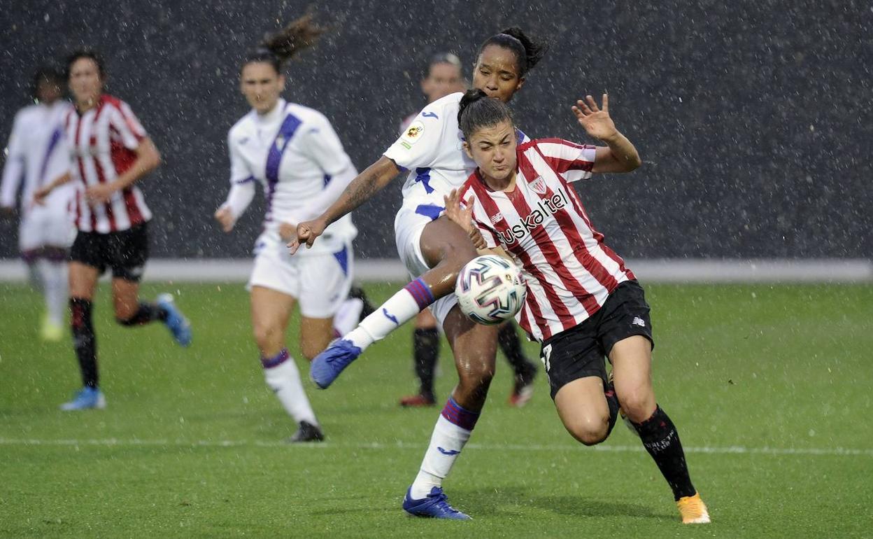 La canterana Paula Arana salió de titular y anotó el tercero de la tarde. 