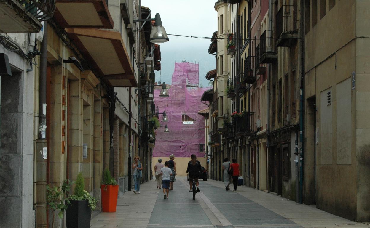 Su propuesta implica congelar las tasas de basuras y alcantarillado, de vado, de la ocupación de suelo público y del impuesto de obras y construcciones. 