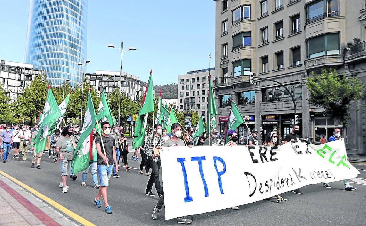 Los trabajadores de ITP Aero se manifestaron ayer por el centro de Bilbao, en una convocatoria secundada por ELA, UGT y CC OO.