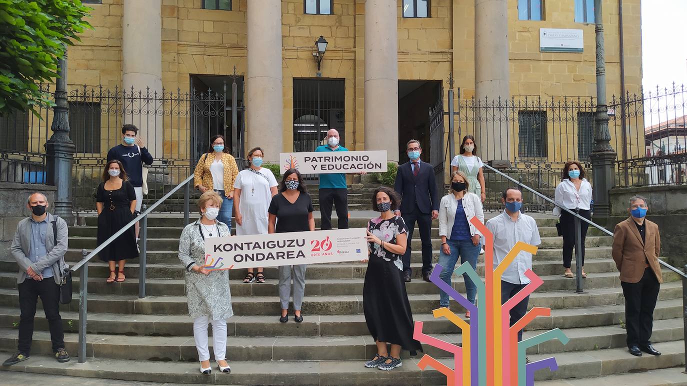 Lorea Bilbao, en el centro, frente al IES Campuzano en la presentación de las Jornadas. 