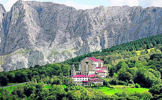 Panorámica del Santuario de Urkiola y la cresta del Alluitz desde el recorrido