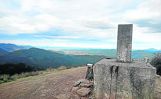 Cima del Mandoia, con Bilbao y el Abra en el horizonte