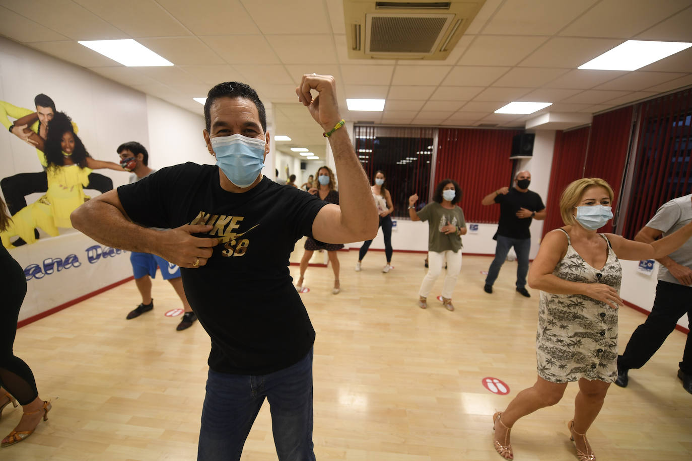 Yohan, el profesor, baila con mascarilla