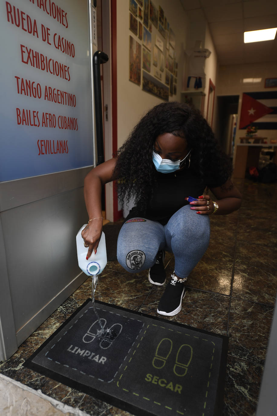 Maya prepara las medidas de seguridad para poder impartir las clases