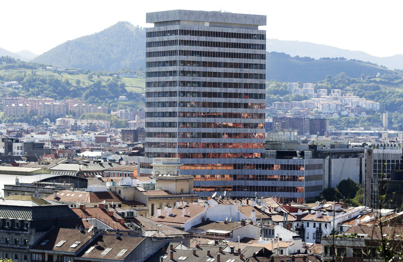 Vista de la Torre Bizkaia, recién remodelada.
