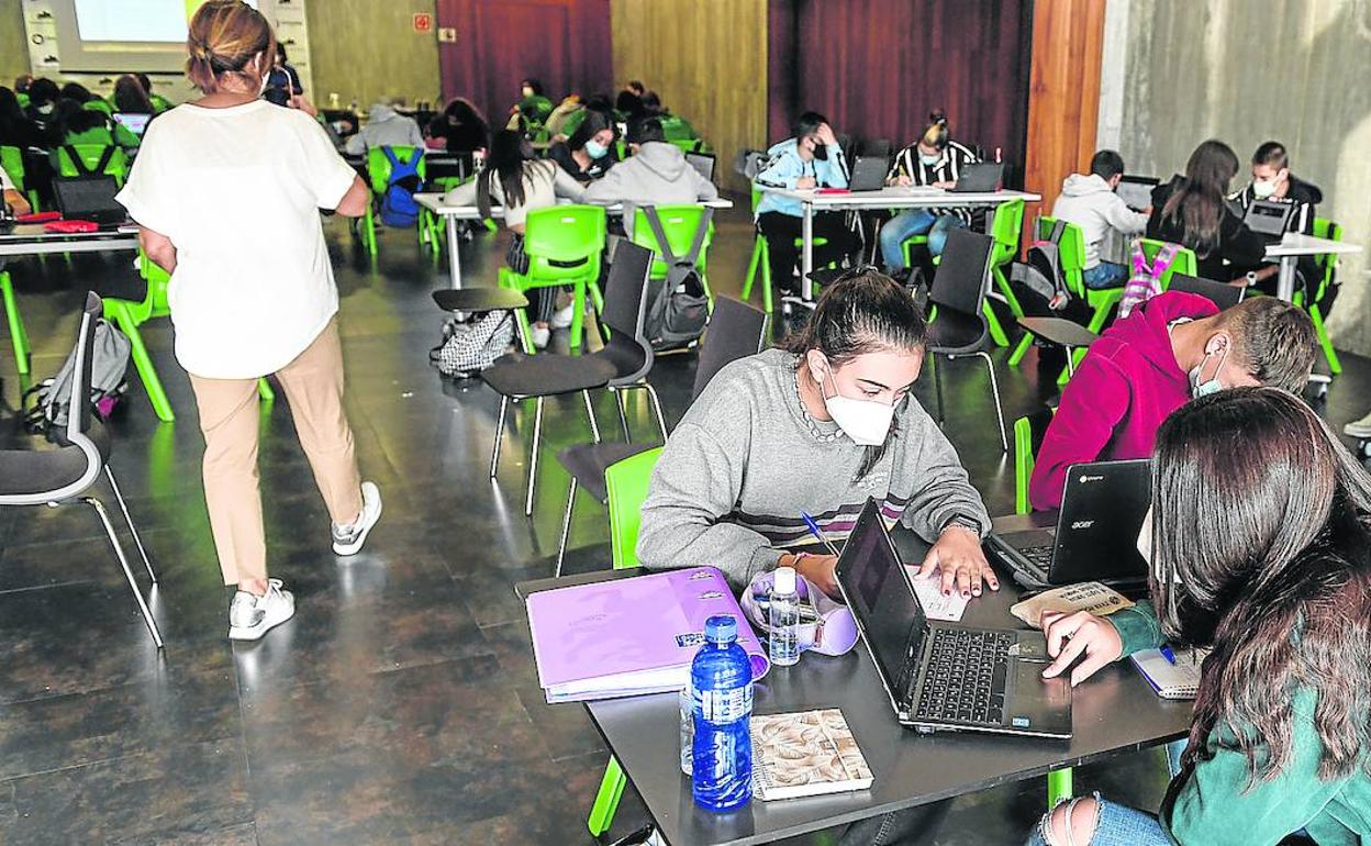 Estudiantes de cuarto de la ESO de la ikastola San Felix de Ortuella reciben sus clases en la Casa de Cultura de la localidad. 