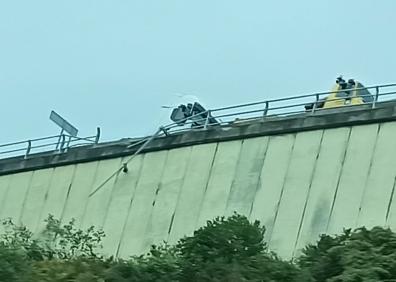 Imagen secundaria 1 - Retenciones kilométricas en dirección Santander./ El camión ha roto uno de los guardaraíles./