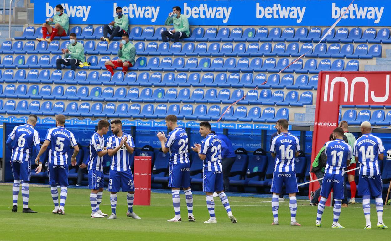 Los jugadores albiazules saludan antes del partido ante el Getafe. 