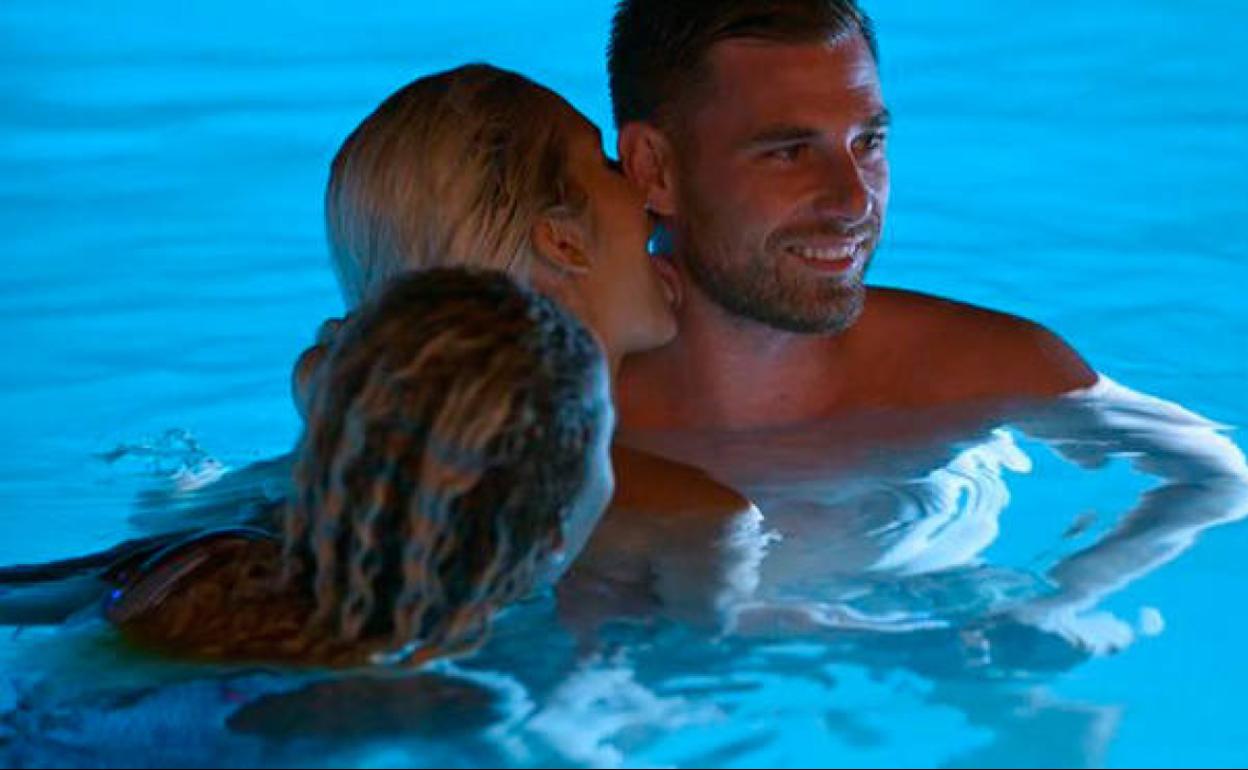 La imagen de la polémica: Luzma chupa el cuello a Tom en la piscina.