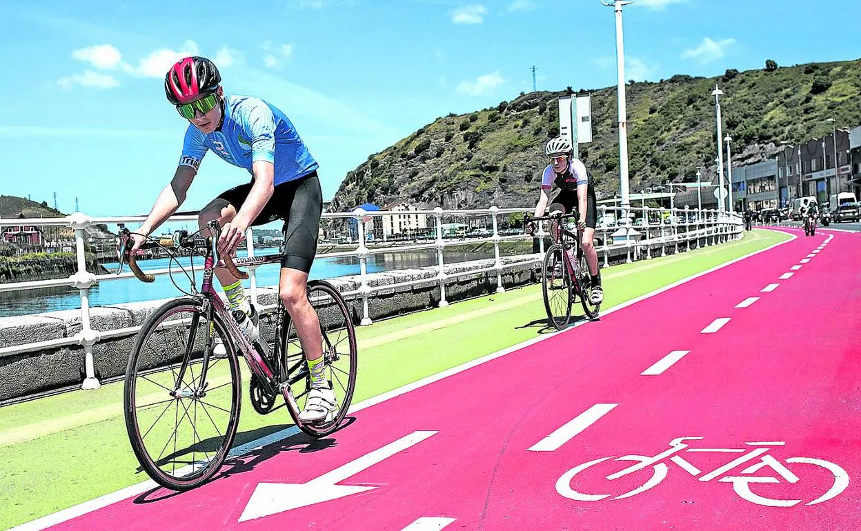 Dos ciclistas avanzan por el bidegorri que discurre paralelo a la ría en Elorrieta. 