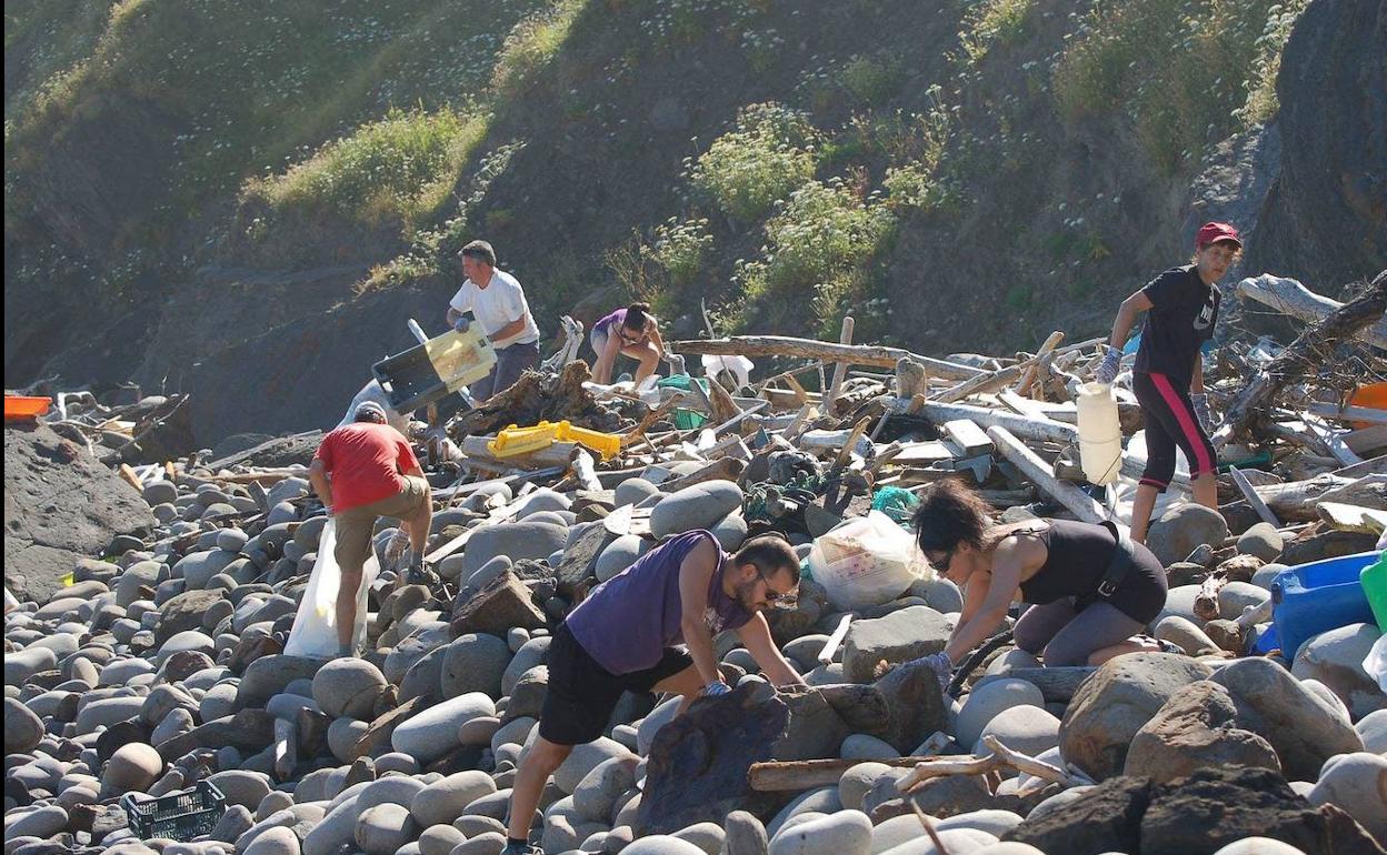 Labores de limpieza en la cala de Gaztelugatxe.