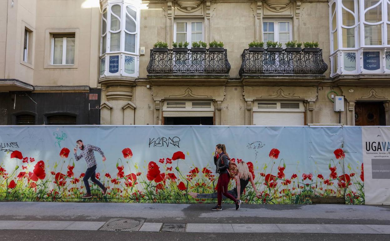 Vista de las obras en las lonjas de la calle San Prudencio.